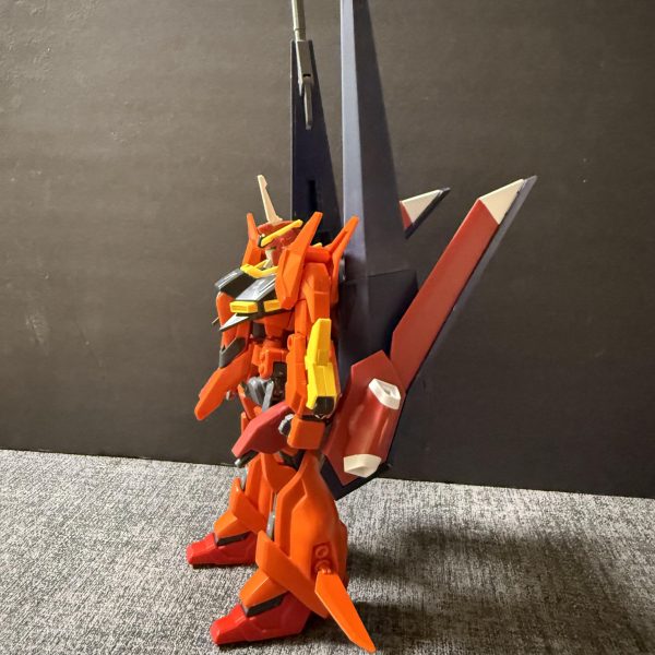 バウII（仮）開発計画③です！！1.2.3.4枚目、ギャプランのブースターをミキシングしてみました！どうでしょうか？少しごちゃついてきたな、、、。ミキシングあるあるなんですが、ごちゃついて色んなパーツに干渉しがちですよねー。ちょい調整します！5.6枚目、バウナッターに垂直尾翼を付けてみました！どうですか？空飛ぶ足感は少しはなくなって飛行機に近づいたのでは！しかし、イモータルジャスティスから引っ張ってきた主翼がデカすぎる、、。MS形態時に色んなパーツに干渉しているのでここも調整します！7枚目、バウアタッカーも主翼をギャプランブースターユニットに換装しました！うーん、大気圏では直進しか出来ないし、ちょい味気ないかな、、。開発は続きます！！（2枚目）