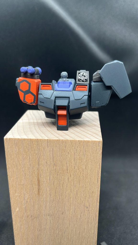 プラ板プラ棒で作成したパーツでサーベルのマウント位置変更と箱組みでガトリング追加　余剰パーツからショルダーアーマー追加