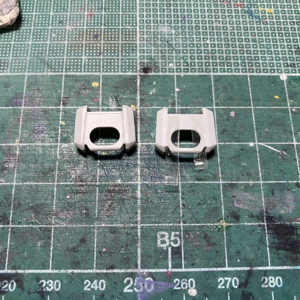 インパルスの肩の白いパーツはボールジョイントを挟むように前後を繋いでいるので、スジ彫りでメカ基部として塗り分けるラインを追加。肩アーマーの天面は片方に合わせ目が出るので、反対側にスジ彫りを追加してディテールとして処理します。（1枚目）