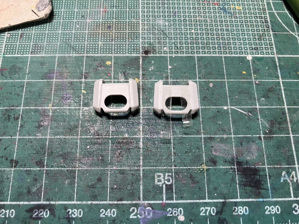 肩アーマー前後の白の色分けは嬉しいのですが、ボールジョイント近辺も白くなってしまいます。スジ彫りを追加して肩関節のフレームとして塗り分けました。