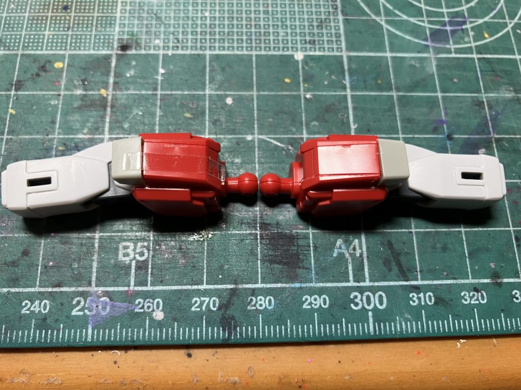 肩アーマー天面の合わせ目は片側に出るので、前後対象になるようにスジ彫りを追加しました。写真はソードインパルスの腕ですが、形状自体は同じ。