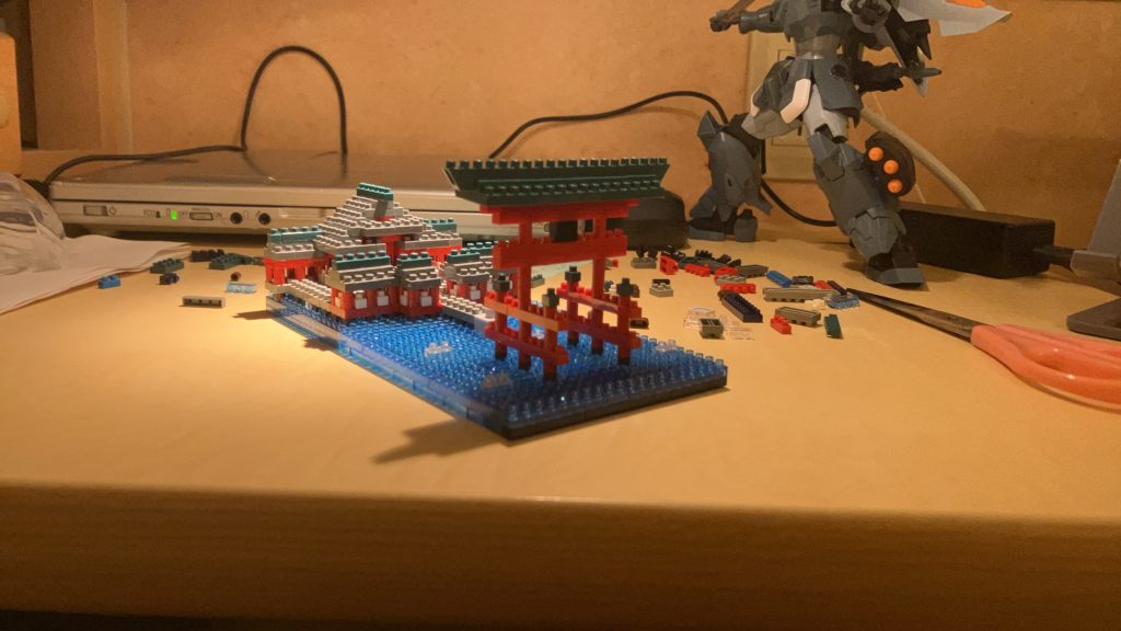 そして一番好きな神社とのセット写真が撮りたかったのでナノブロックを使用。周りはバラバラしていますがお許しください笑