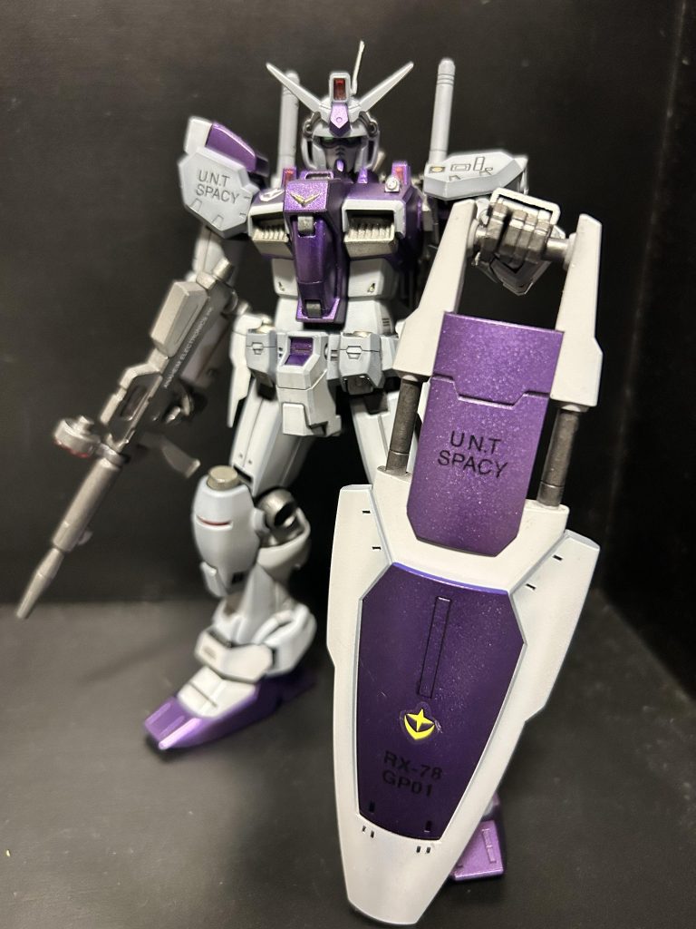 どうせ塗るなら、全く違う色にしたろって事で、紫メタと薄いグレーで塗装。あとは上手い人がやってる角がちょっと色違うグラデーションみたいな塗装に挑戦しました。