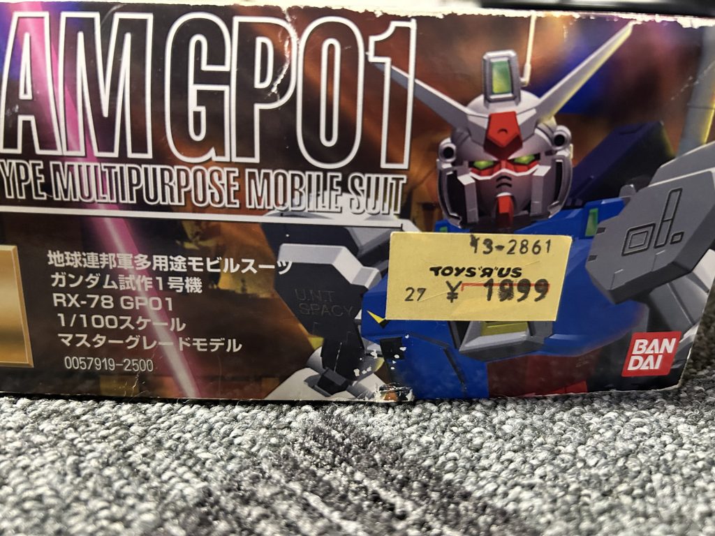 当時はこんな値段やったんですねぇ。古き良き懐かしい時代。前の持ち主が足組み立てて、フレームから外装まで塗装してたんで、エアブラシの練習と前任者の供養という事で制作を始めました。