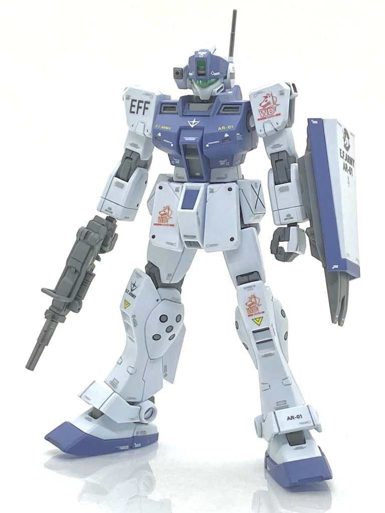 100mmマシンガンを持たせてみて。パーツを流用している陸戦型ガンダム地上戦セットからかなり武器やホバートラック、陸戦型ジムの頭なんかを流用していて、豪華な作りになっています。ホワイト・ディンゴ隊仕様は劇中ではマシンガンかロケットランチャー、陸戦型ガンダムが使っていたビームライフルを使うのですがそのビームライフルは付いてないのは残念でした・・・レールガンなんかも作ってません。ロングレンジ・ビーム・ライフルは塗分けた後にスコープのセンサーをジム・スナイパーのジュエルシールを貼り、質感を良くしました・・・数年前に部品請求で頼んでおいて大正解でした。