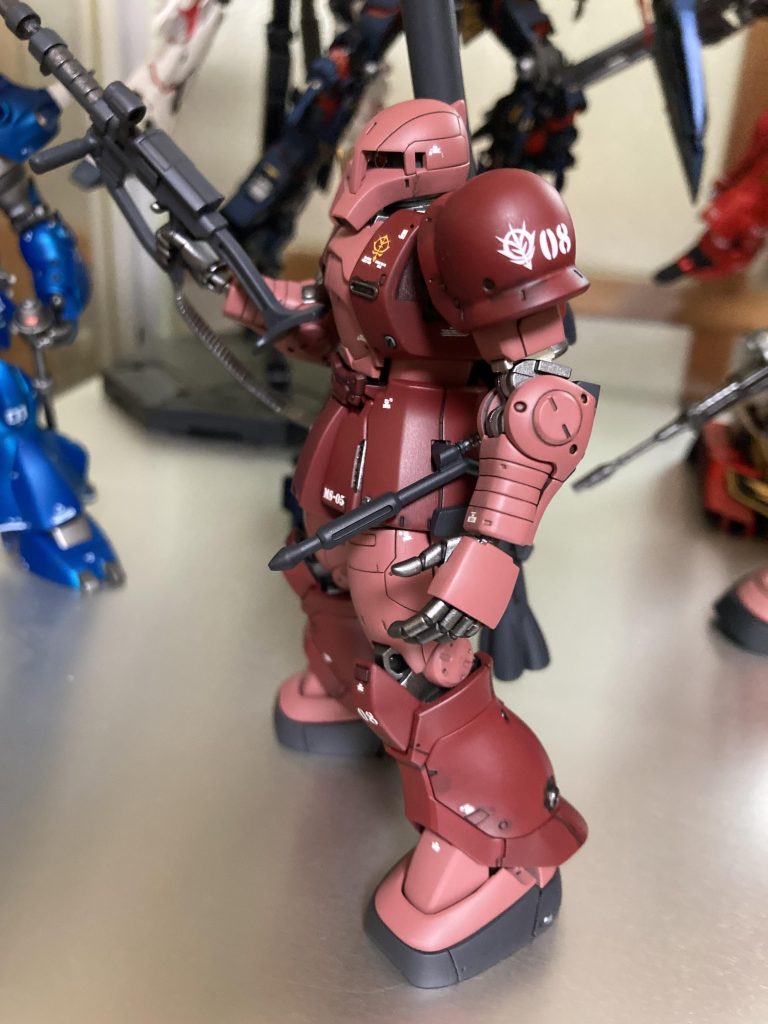 肩アーマーは旧ザクらしいスパイク無しを選択。