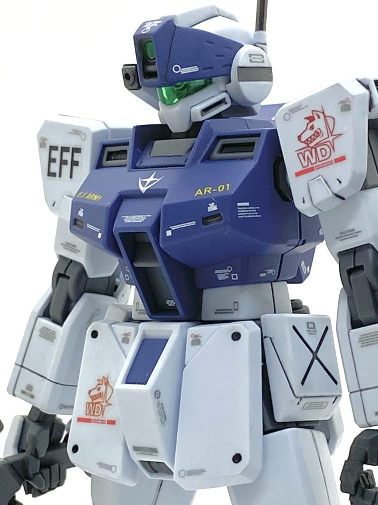 ジム・スナイパーIIは2年半ほど前に作ったので要領は覚えていて、今回もパーツ分けは大変優秀でほぼ設定通りに色分けされていて成型色仕上げの自分には大変ありがたく、細かいディテールをグレーで塗っています。合わせ目も肩、頭、腕の一部、踵のグレー部は消しましたが太腿や脛なんかはダンモで段落ちモールドにして楽しました。本当にあっという間に塗装は終わり、エアブラシは武器と踵、メタリック部分を塗るのに使っただけで細かい箇所は全て筆塗りです。