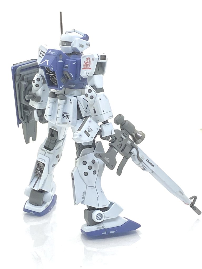 デカールについては・・・自分は機体色が白がメインの場合(主に連邦のガンダム系)はほぼ赤のコーションデカールを使う事が多く、黒やグレーのコーションデカールはほぼ使わず、結構余ってました。ホワイト・ディンゴ隊のジム・スナイパーIIは現地改修機という設定で狙撃用の各種機構や宇宙用装備をオミットし、陸戦能力と状況適応能力の向上を目指していたらしいので・・・なので、あえて地味目なライトグレーのデカールをメインにする事にしました。MG ジム・スナイパーIIやジム・コマンド用にはライトグレーのデカールが多数あるのでスケール違いでもガンガン使ってます。ただ、なるべくは前に作りましたジム・スナイパーIIと同じデザイン、同じ位置に貼っていますが全く同じではありません。