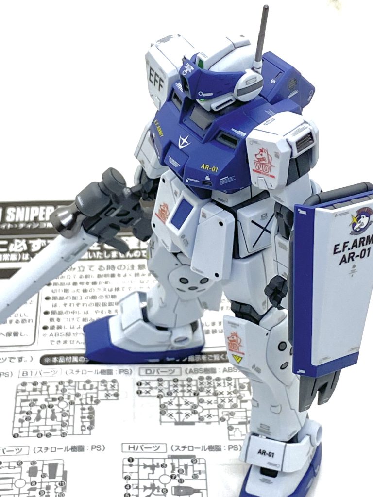 最後は説明書と。ジム・スナイパーIIは適度にディテールがあるのでそこをグレーで塗り分けるだけで情報量が一気に増え(特にブチ穴は塗った方が絶対に良いです)。キチンと設定通りの形状な頭部バルカンやシールドは痒い所に手が届く気配りで作っていて楽しかったです。しかもサイドストーリーズ用のデカールにホワイト・ディンゴ隊のがあるのでこれはありがたく、作るのを待っていた甲斐がありました。ホワイト・ディンゴ隊のホバートラックである「オアシス」もキチンと作りましたので・・・最後まで見て頂くと幸いです。ご覧して頂きありがとうございました。