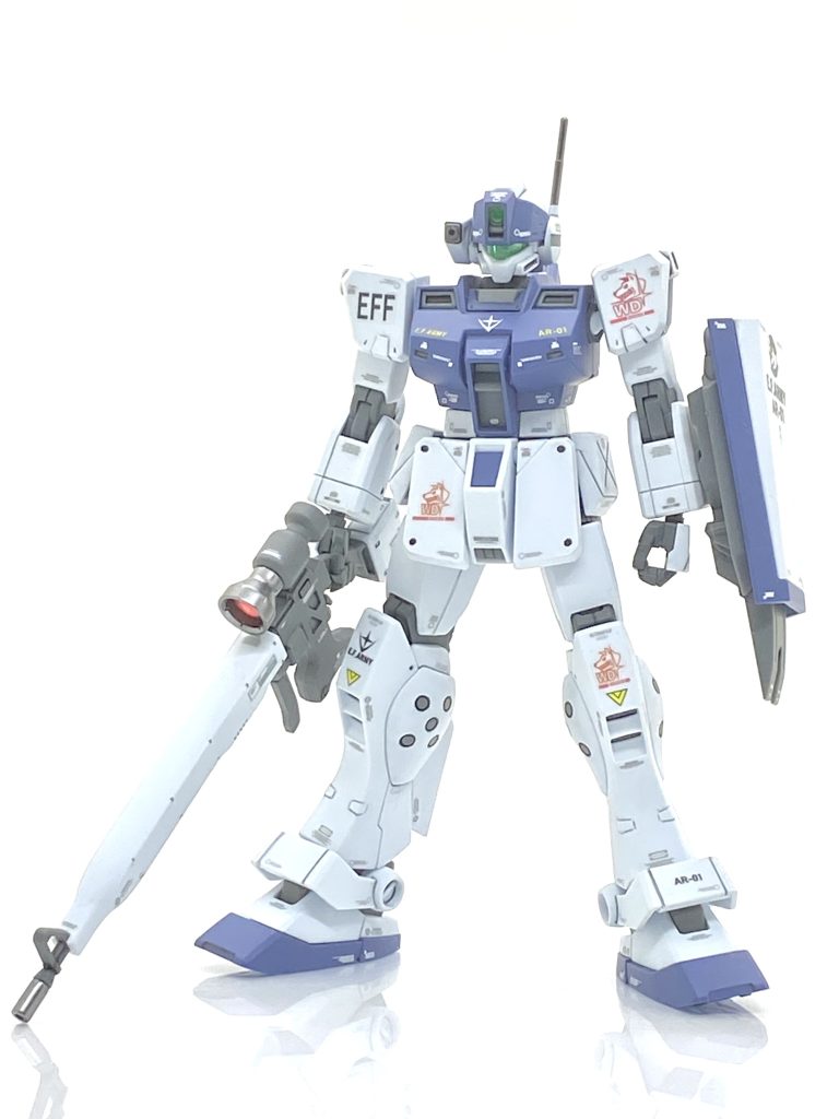 HGUC ジム・スナイパーII(ホワイト・ディンゴ隊仕様)を成形色仕上げ+αで作ってみました。「ウサ男のサイドストーリーズ機体・カトキ風プロジェクト」の第二弾で今回はガンダムゲームの名作であります「機動戦士ガンダム外伝 コロニーの落ちた地で…」からのを仕上げてみました。ホワイト・ディンゴ隊にジム・スナイパーIIが配備されるのは最終ステージでそれまで乗っていたジムやガンキャノン量産型より遥かに機動力が高く、ブーストしてもオーバーヒートし難いので大変使い易かった記憶があります。今回は設定通り、陸戦能力と状況適応能力の向上を目指した現地改修機のイメージして尚且つホワイト・ディンゴ隊のホバートラックは「オアシス」も作る事にしました。