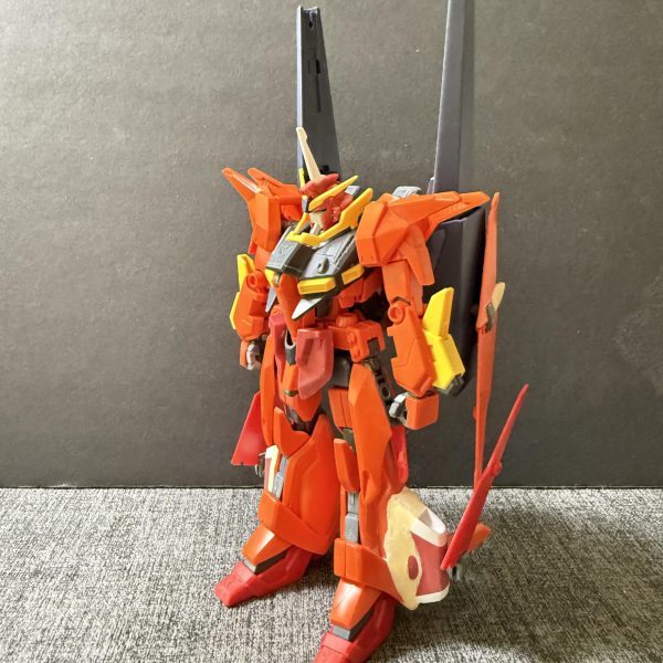 1枚目、バウナッターの主翼を腰部から下肢に移設しました！これでバウアタッカーと干渉しなくなりました！2枚目、股関節のフロントアーマー中心部を短縮し、コトブキ屋さんのバーニアを増設。また、左右のフロントアーマーはイモータルジャスティスの物に交換、元のバウのフロントアーマーは真ん中で切って腰部のサイドアーマーに転用。（今回はバウ、リバウの2体のフロントアーマーを使用してます）このおかげでかなりスッキリしました！また、バウナッター変形時（7枚目）に上手く空気抵抗を減らすエアロっぽくなっています！3枚目、バックパック装着状態です！カラーリングも相まってなんかシュトゥルムディアスみたいになってる笑MS形態時でも安定して自立しています！5枚目、バウアタッカーです！垂直尾翼と主翼を新しく増設しました！いかがでしょうか？6.7枚目、一番のネック空飛ぶ足こと、バウナッターです笑　主翼の位置を下肢に移設し、現実の戦闘機F15やJ20のようなステルス戦闘機をイメージしてみました！完成まであと少し！頑張ります！（4枚目）