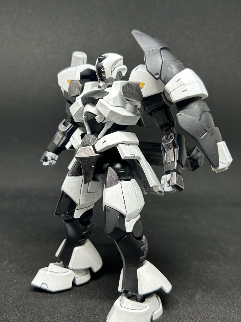 上半身(頭のぞく)を百錬に、下半身と頭を漏影にかえつつ百錬の腰部分のパーツを盾にして肩につけてみました。