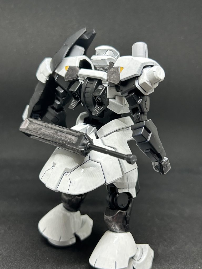 両肩盾してもいいかなーとか考えてましたがザクのように片方は別の加工をしてます。武器は漏影の鈍器を選択しました、格闘メインをイメージした結果です。