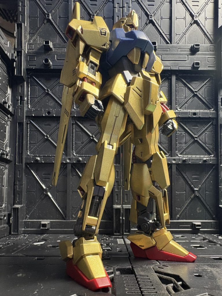 なんで戦場で金なんだろ?宇宙でどれだけ目立つのかしら?