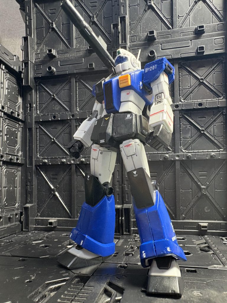 オリジン「ロケットバズーカ装備」に旧キットの脛下とキャノン砲を使用しました。