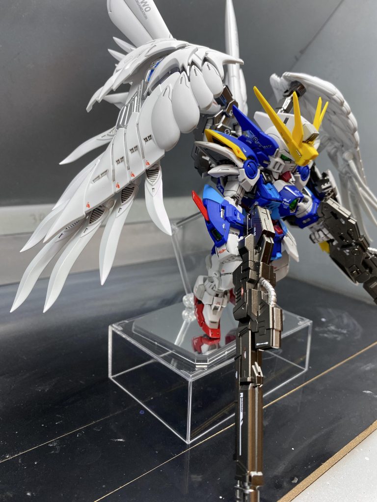 基本的には、そのまま組み上げながらの塗装になりまして、ボディは差し色を部分的に入れまして、艶消し、フレームはスターブライトアイアンにて塗装し、センサー類は蛍光塗料にてブラックライトで光るようにしております。