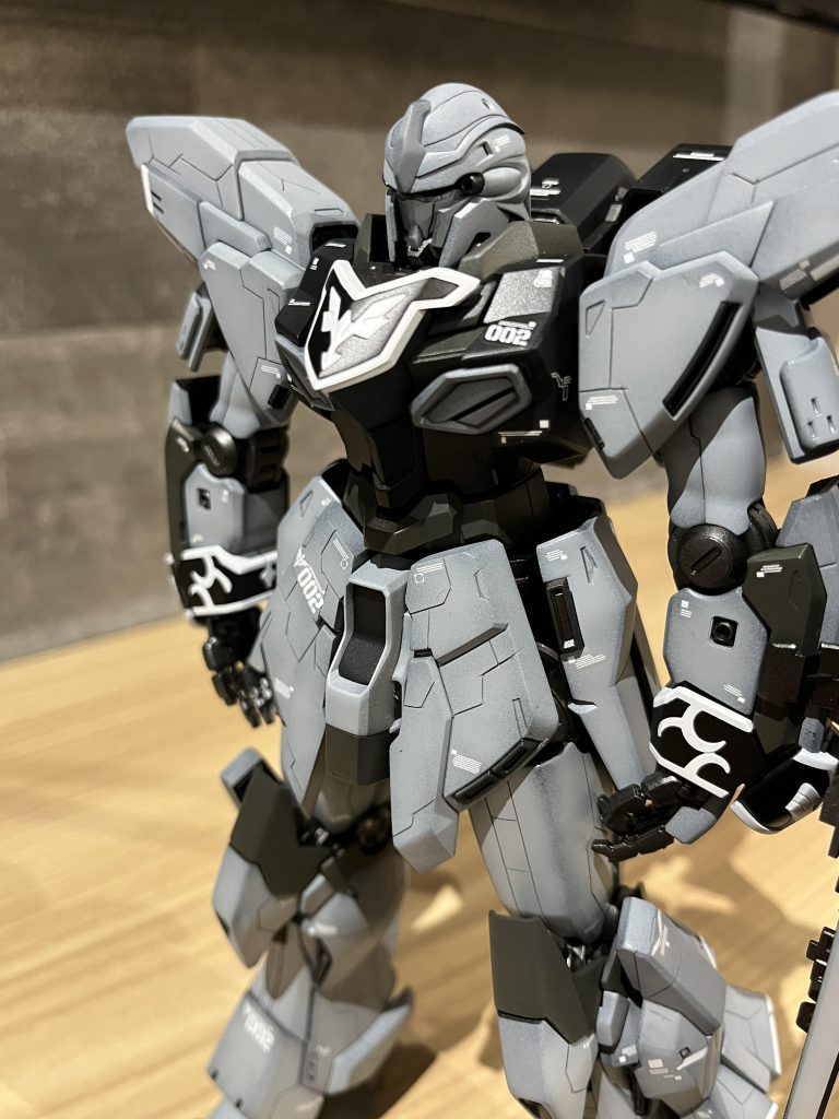 黒い部分はミッドナイトブルーエンブレムなどはアルティメットブラックとアルティメットホワイトで塗装してます。