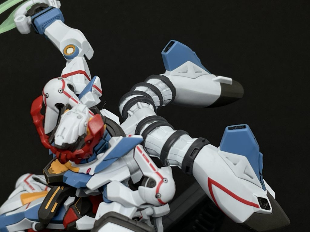 青っぽい白を調色してスラスターの蛇腹塗り。