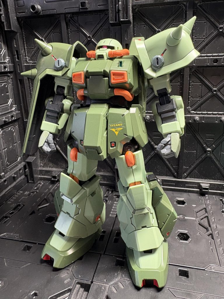 マッシブなスタイルなので、付属の手がどうしても「ちっちぇ〜な❗️」って感じ、ビルドハンド大に交換。やっぱりこのくらいは欲しい！