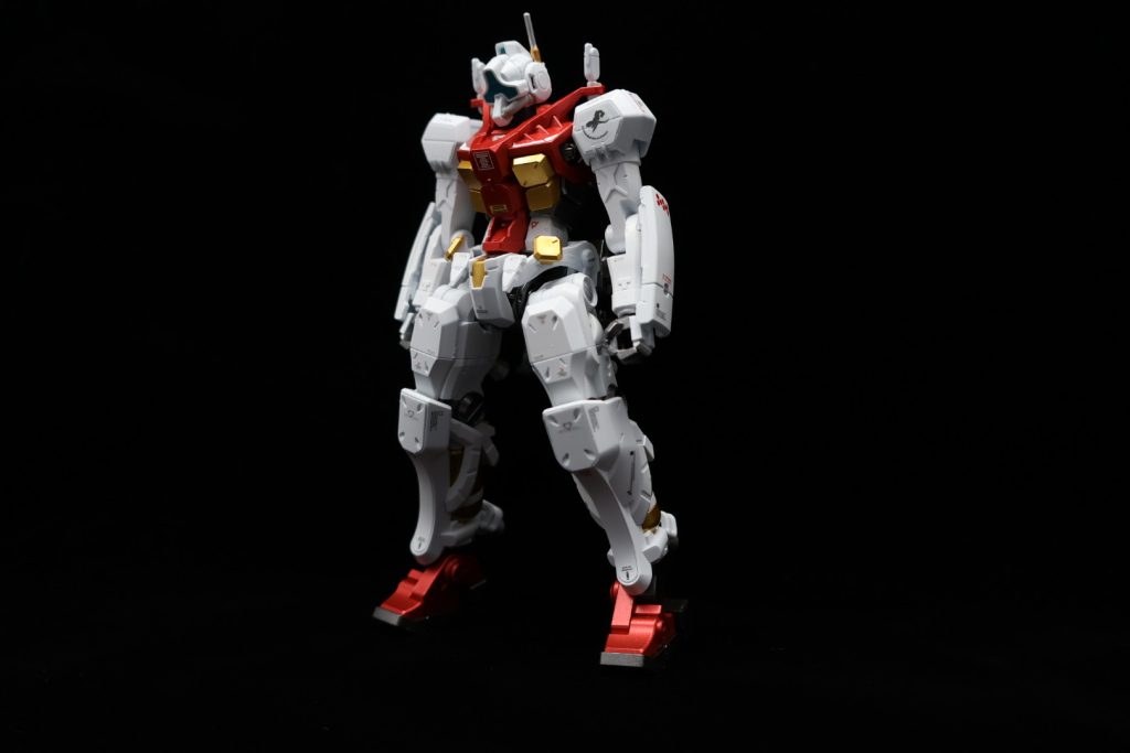 正面です。表面は裏面に比べてディティールが少なく地味だったのでデカールを多めに貼りました。