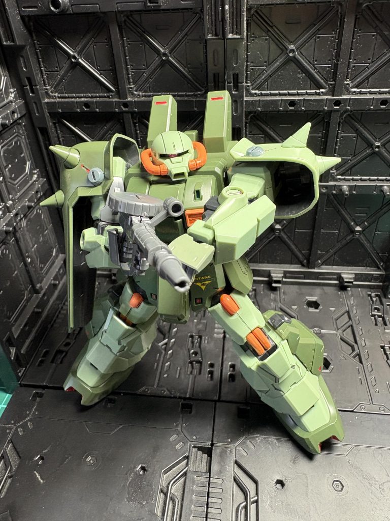 ザク・マシンガン改が無かったので、ザクマシンガン持たせてみました。そういえばまだ未開封の「アイザック」キットに付属してるの忘れていました。