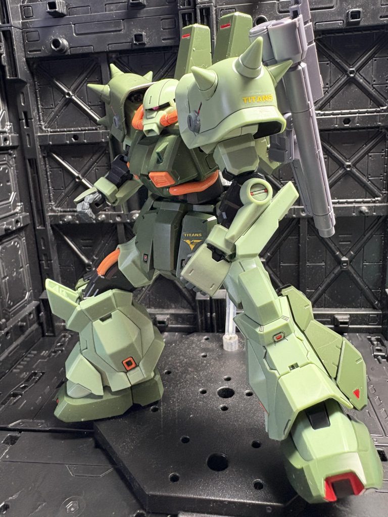 ザクにはこんなポーズが似合いますね。