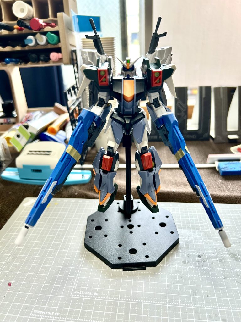 塗装前の状態です。こうやって見ると意外とバスターのパーツも使っているのが分かるかと思います。塗装するとデュエル色が強くなってしまったので、もう少しバスターらしいカラーを増やしても良かったかと思いました💦