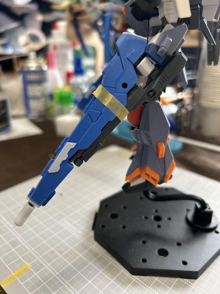 ライフルの形が決まった時です。連結させようとして穴を開けた後がありますが、ここはMSGで塞ぎました😅ライフルの先端はランナーとプラパイプで作りました。