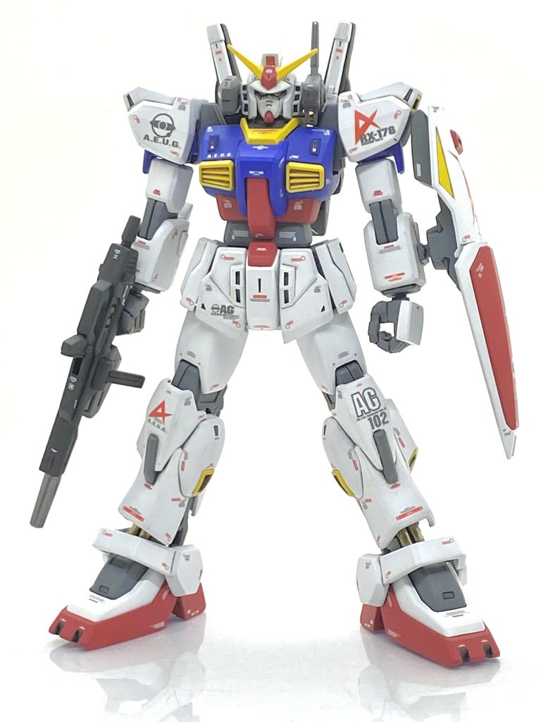 HGUC RX-178 ガンダムMk-II+フライングアーマーをガンダムMk-IIを全塗装、フライングアーマーを成形色仕上げ+αで作ってみました。今回はⅩ上のイベントであります俺達のZW鉄オルAnniv用に作り、その中のmole_MkII隊というガンダムMk-II専門のイベントに参加する為に20年前のキットでありますガンダムMk-II+フライングアーマーを作る事にしました。ガンダムMk-IIは- REVIVE版のエゥーゴ、旧HGUCのティターンズと両方とも作っているので一捻りの物を作りたいと思います。そこで・・・知る人ぞ知るゲームソフト「サンライズ英雄譚2」に出てきますガンダムに準じた配色のアムロ専用機カラーにする事にしました。そうなると塗装しないといけない訳で成形色仕上げの自分には大変高いハードルなのですが・・・出来ない訳じゃないので数年ぶりにサフを吹いてキチンと全塗装する事を決意するのです!(お前、モデラーなのに全塗装しないの?とか思わないで下さいwww)。