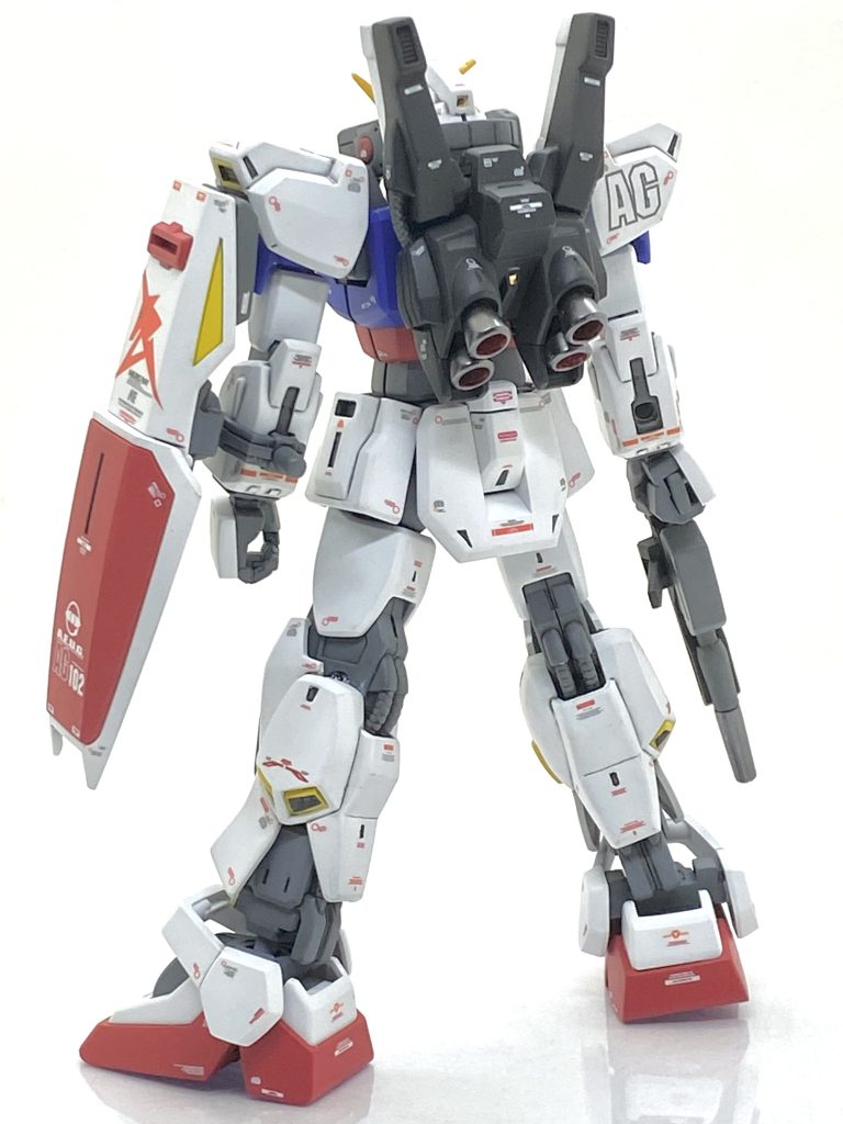 塗装箇所とカラーレシピガンダムMk-II白→(ガイア)サーフェイサーエヴォ ホワイト赤→(クレオス)ガンダムカラーMSレッド青→(クレオス)ガンダムカラーMSブルー黄→(クレオス)ガンダムカラーMSイエローバックパック、ビームライフルカバー部→(クレオス)ガンダムカラーティターンズブルー1関節部→(ガイア)メカサフライトビームライフルメカ部、各凹モールド等→(クレオス)ニュートラルグレーバルカンアンテナ、バーニア外部等→(ガイア)フレームメタリック(1)バーニア内部→(クレオス)GXメタルレッドフライングアーマーウイングダークブルー部→(クレオス)ミッドナイトブルー凹凸モールド等→(クレオス)ニュートラルグレー