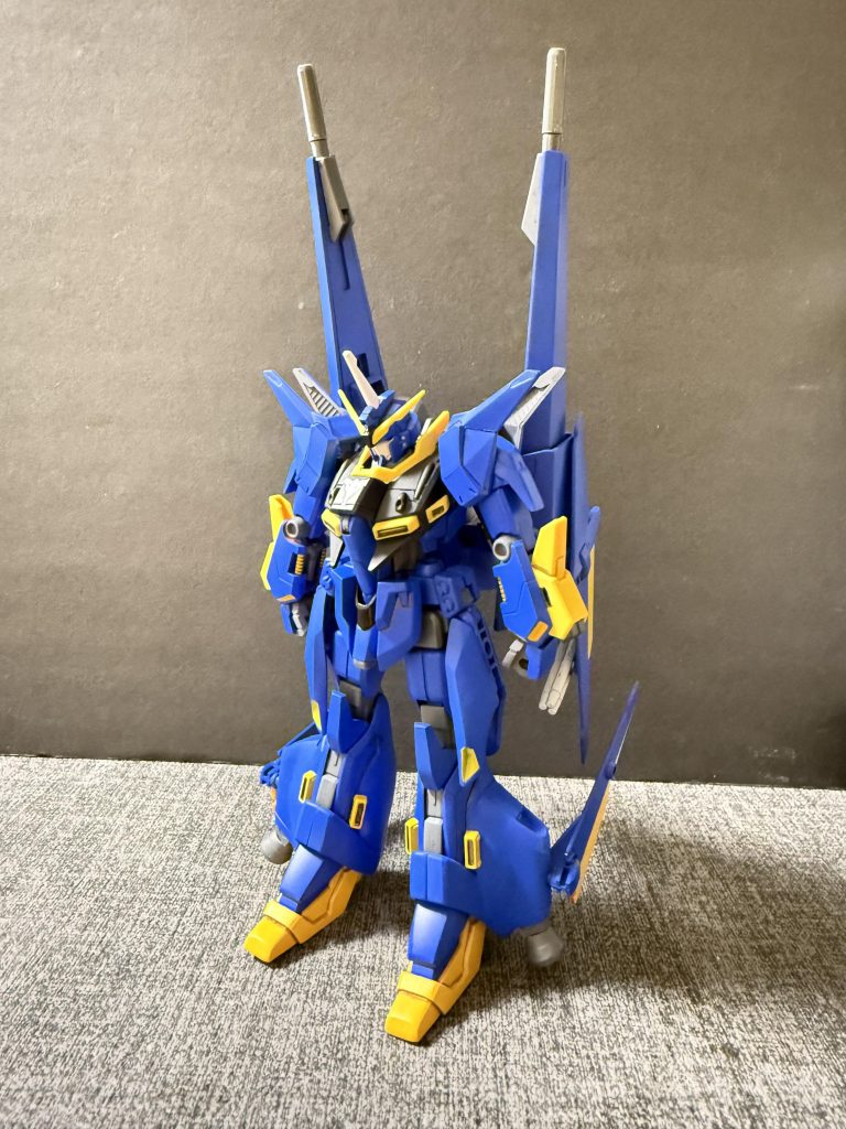 開発経緯:グリプス戦役後、アクシズに亡命したティターンズ工廠の技術者たちがアクシズ内での地位を築くために新たなms開発計画を模索していた。第一次ネオジオン抗争敗北時、バウの後継機を袖付きの次期総裁のフラグシップ機にするという話を聞きつけたティターンズの技術者たちが、ネオジオンおよび元エゥーゴの技術者の協力を得て開発したのが本機である。