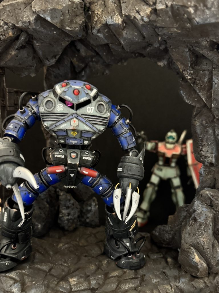 こっそり後ろからジムが！