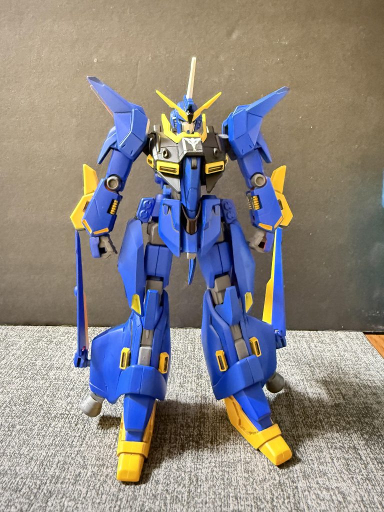 開発経緯:バウをベースに頭部、腰部、脚部、を新規設計をし直された。また、本機の設計にはティターンズ由来のms技術を取り入れられている。サイコフレームをベースに準バイオセンサーを取り入れている。また、地球連邦より盗用された人工AI、アリスをベースに新しくレッドクィーンを開発された。これにより、パイロット一人でも、分離合体を運用できるように至った。