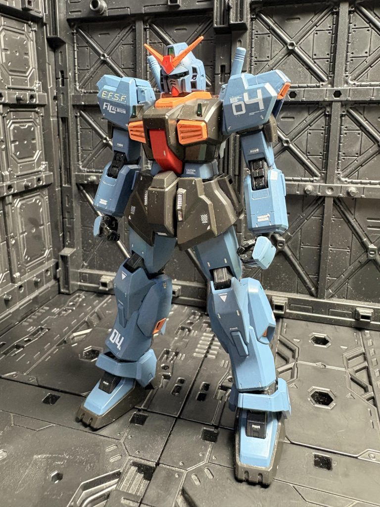 本来のGP04・ガーベラとは違いますが、「ガンダムマークⅡとなるべく改修を重ね、納品間近のプロトモデル」と、勝手な解釈して遊んでみたかっんです😓
