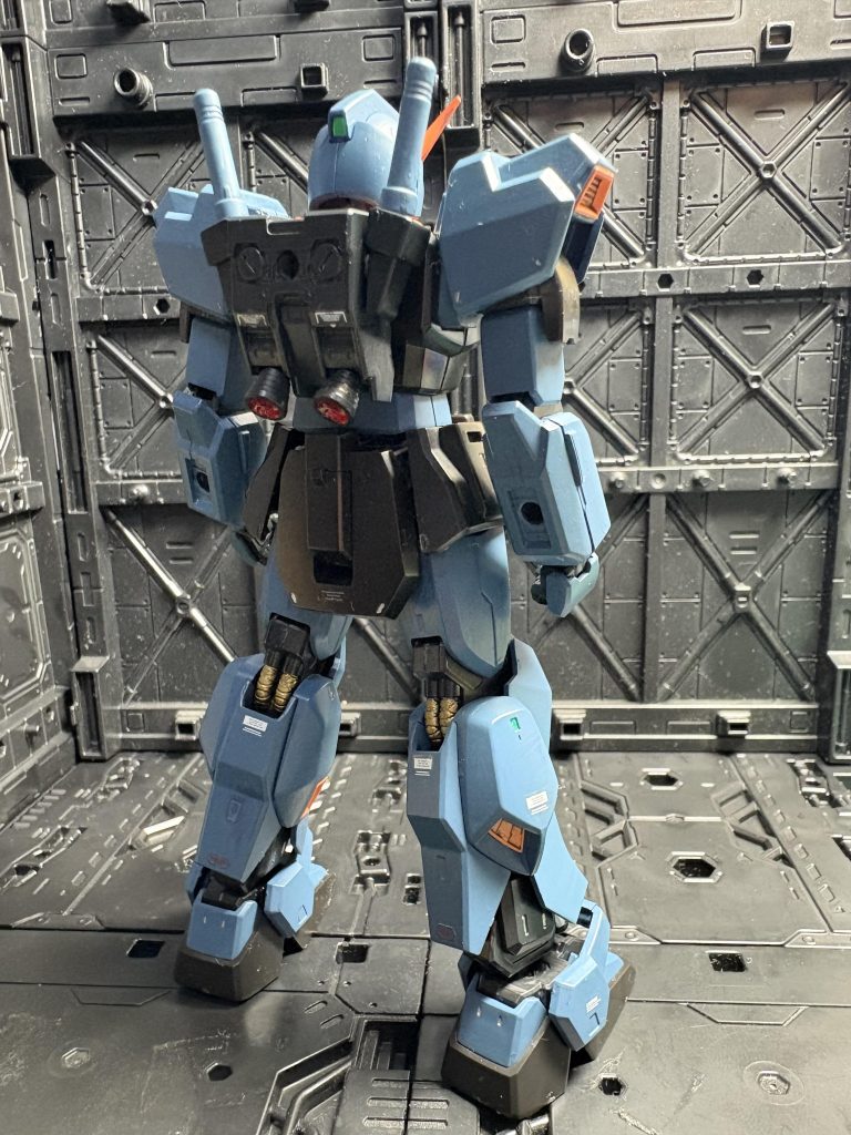 胴体以外のブルーは暗くて苦手だったので、明るめに変更して筆塗り塗りです。