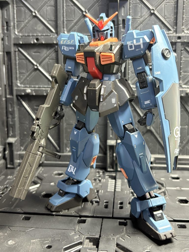 本当はシールドのGPマークと左肩の04のデカールが貼りたかっただけなんです。