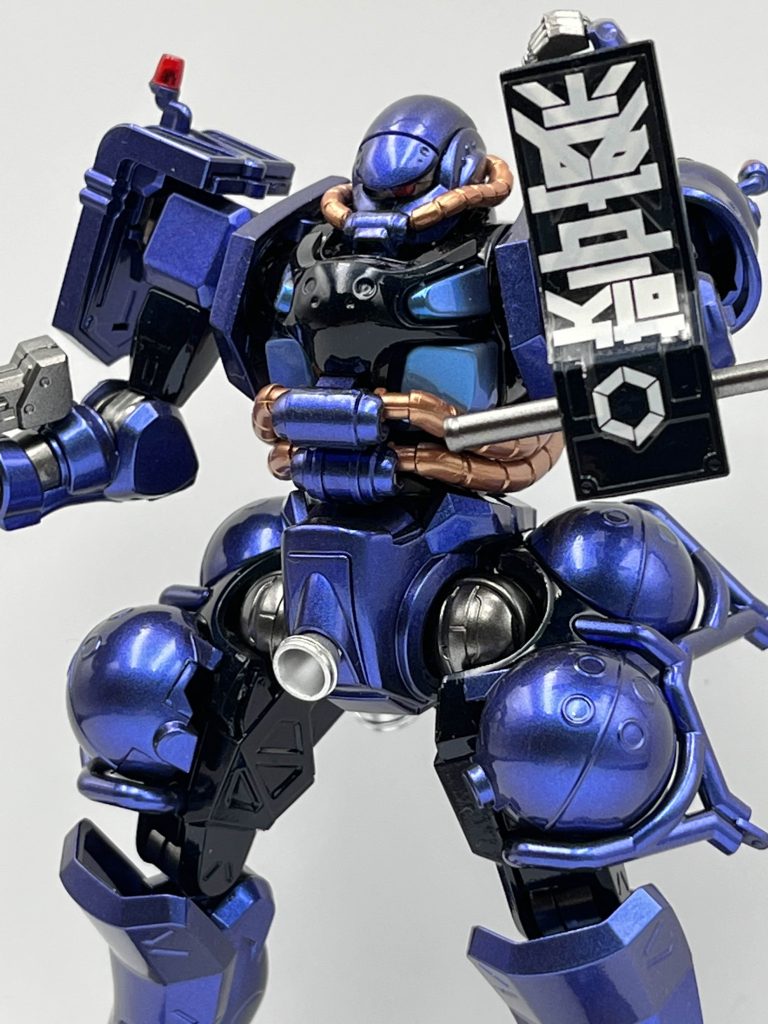 今回は過去ゴールドフレームを塗装する際に使用して失敗したプリズムブルーブラックをリベンジがてら使用して結構うまくいったのですが、写真だとわかりずらいっすね……肉眼だと光が当たっているところは結構きれいな青に映るんですけどね