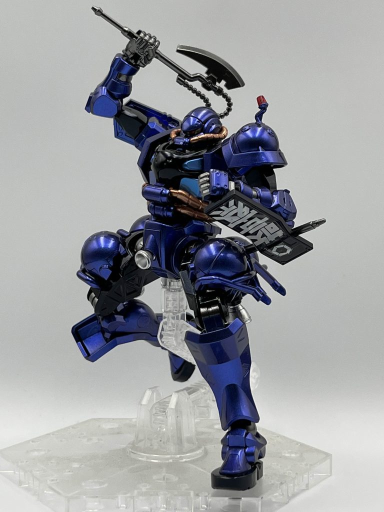 ただジークアクスに引き続き武装の握りてパーツがザクマシンガンと共有なのでヒートホークと警棒の保持力は終わってますね……特に警棒の方は引っかかる部分がないんで縦に持つとそのままストンと落下していってしまうんですよね