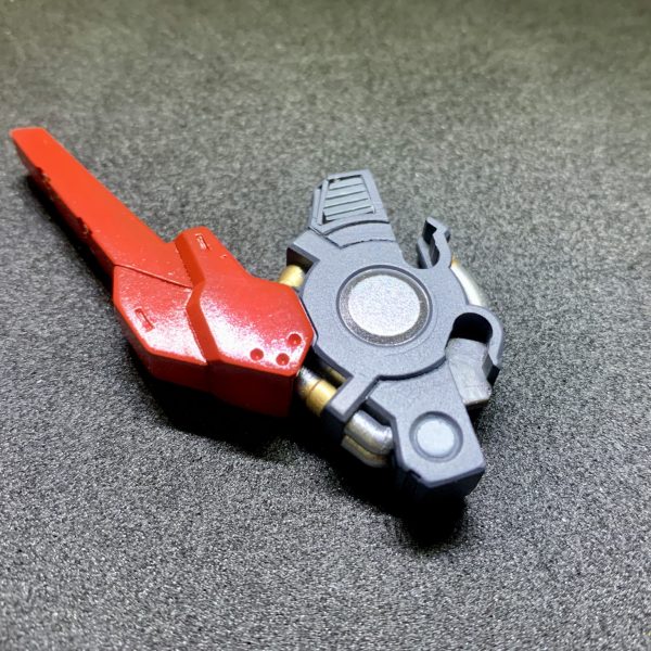 前回に続き塗装に入っています前回はグラデーション塗装をしましたが完了後よく見たら頭部を塗り忘れてました！（1枚目）（やっちまったー！）で、頭部の塗装から始めました完了後、再び確認するとデティール忘れと汚れを発見（２枚目）したので再び修正作業しやっと続きに入れました（３枚目）上段はラッカー塗装で実施中断はアクリル筆塗で部分塗装下段でラッカークリアーでコート後、墨入れとデカール貼り現在はデカールの途中で終了です。最後の画像は膝関節を塗分けました。（6枚目）