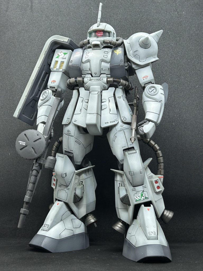 旧キットで、かなり手こずったので次は気軽にキレイに作れるだろうと思って作りかけたのですが…合わせ目の多さにびっくり‼️(旧キットに負けてないよ〜これは💧)合わせ目を消してサフをふいても、消えてない〜。何度もやり直しやっと下地色に👍