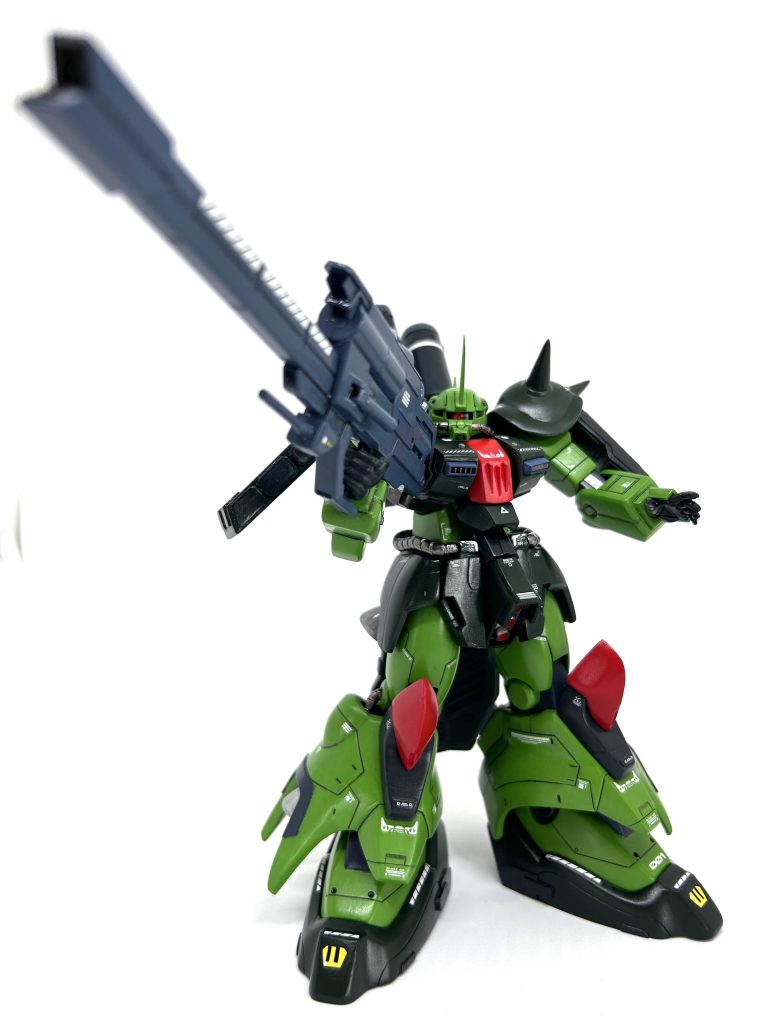 武器もゴツ目の方が似合いそうな気がしたので、レールガンを持たせてみました。付属のビームライフルはバックパックの一部に...