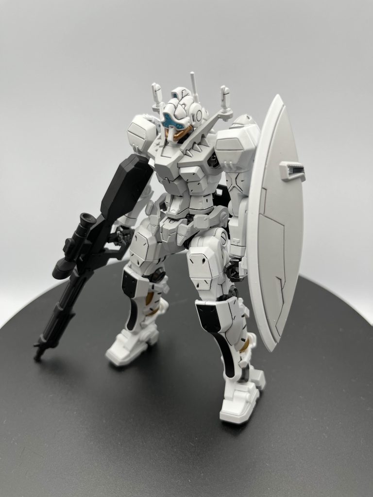 今回少しでもゲルググらしさを取り入れようと、シールドとビームマシンガンを移植してみたんですけど……ビームマシンガンデカいっすね後お前やっぱジムだろ