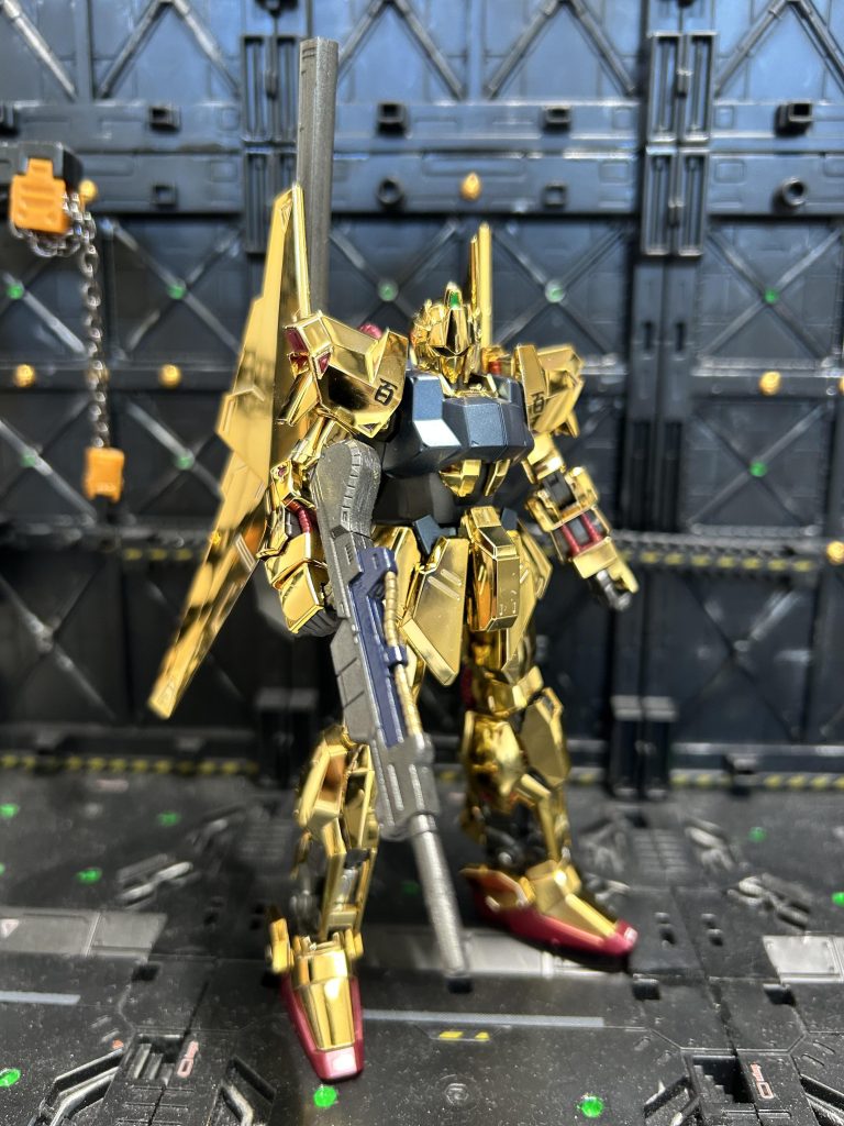 デカールは最初付属のシールを貼りましたが、結構境界線が目立ったので水転写式に貼り替えました。