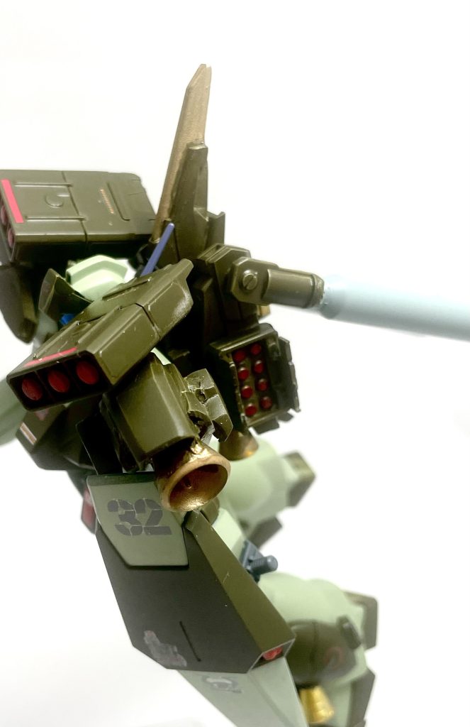 バックバックにも小型のミサイルポットが装備されています。フタも開閉式です。