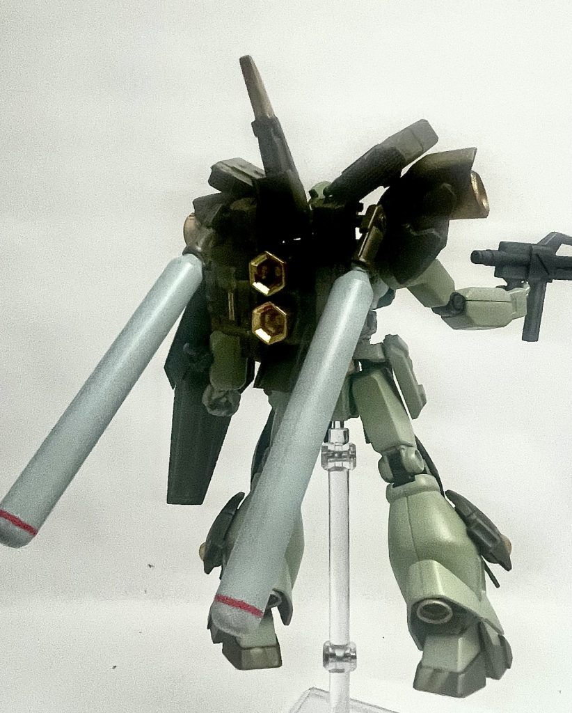 高機動バックバックに換装した状態。推進剤のタンクをつければ何となく様になります。