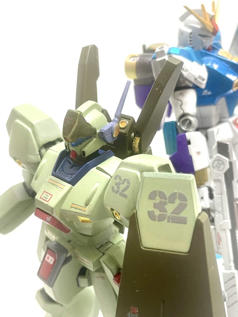 追加装甲やミサイルポッド、バックパックはネオジウムで脱着可能。ノーマルジェガンに戻す事が出来ます。