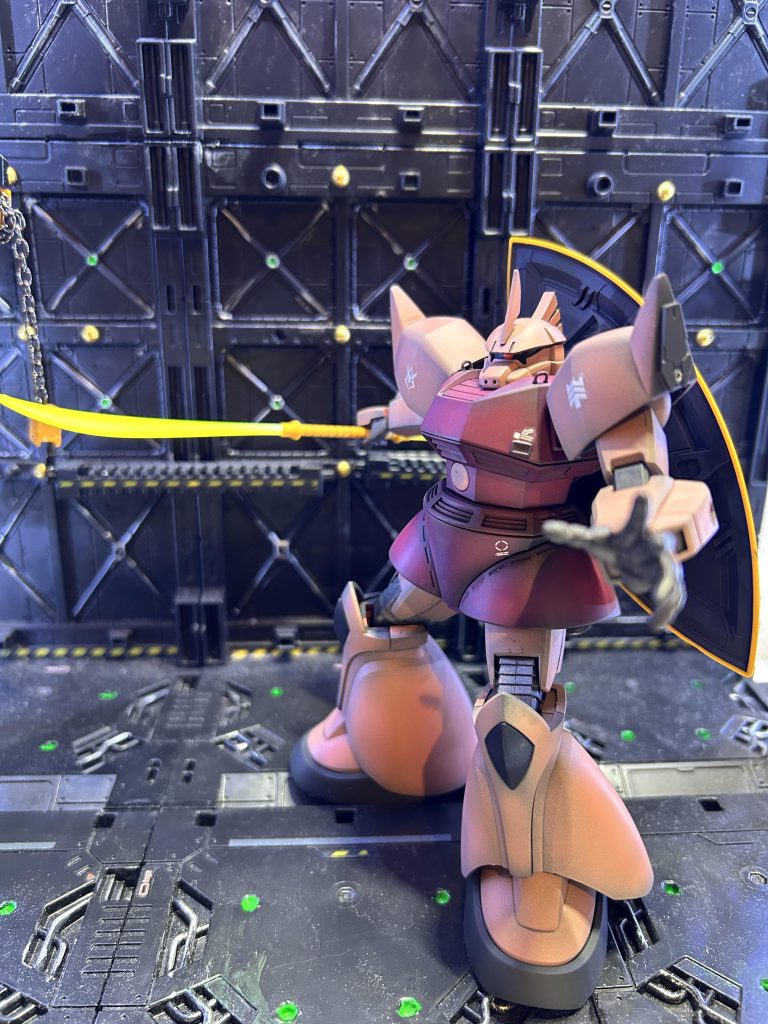 控えめにディテールアップのためにパーツをちょい足ししたくらいで、黒下地のシャアカラーで仕上げました。