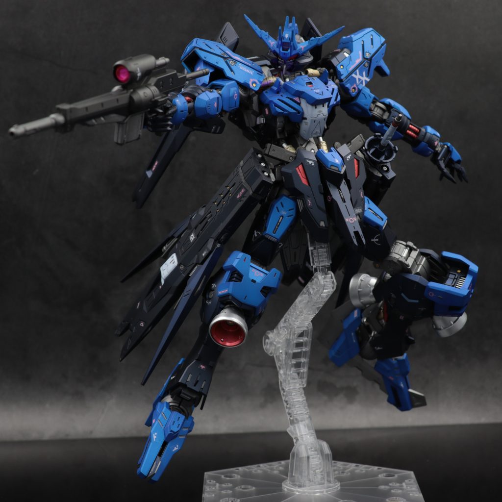 ライフルはメタルビルドのヴィダールを参考に塗分けしてみました。スコープは蛍光塗装してます。