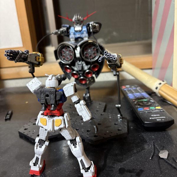 万博ガンダム意欲製作中以前作ったメタルジオングと並べてみました（3枚目）