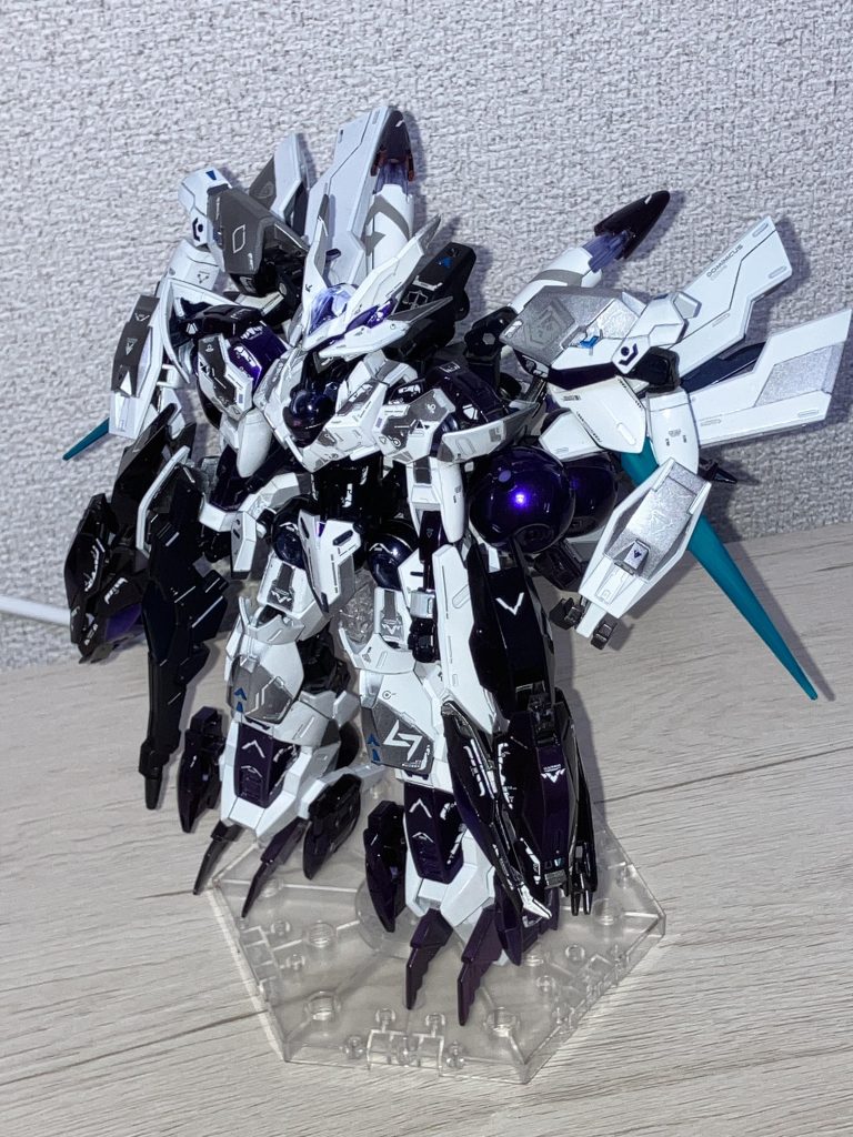 ベギルベウトルシュの展開した時の脚の大きさに合わせて全体をミキシング盛りました。胴体をミカエリスのものにし、腕、胴体、首を延長しています。装甲や武装の一部は2種のパープルのキャンディ塗装ですが暗めで画像だと色分けがわかりにくいです。顔はベギルベウトルシュ(ケナンジ機)のものにミカエリスのアンテナ×2、ミカエリスのマスクの下部分を接着し元のデザインを残しつつ騎士のマスクに見えるようにしました。